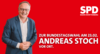 Andreas Stoch, Landesvorsitzender der SPD Baden-Württemberg, lächelt im Oberkörperporträt vor rotem Hintergrund. Rechts steht: "Zur Bundestagswahl am 23.02. Andreas Stoch vor Ort." Oben rechts ist das Logo der SPD BW.